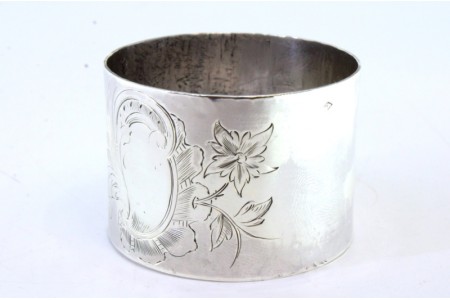 Argola de guardanapo em prata com gravados envolvendo cartela para monograma.